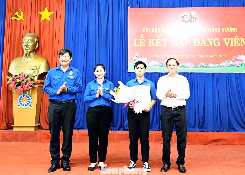 Đảng viên mới Nguyễn Trần Thanh Lâm (thứ hai từ phải sang)