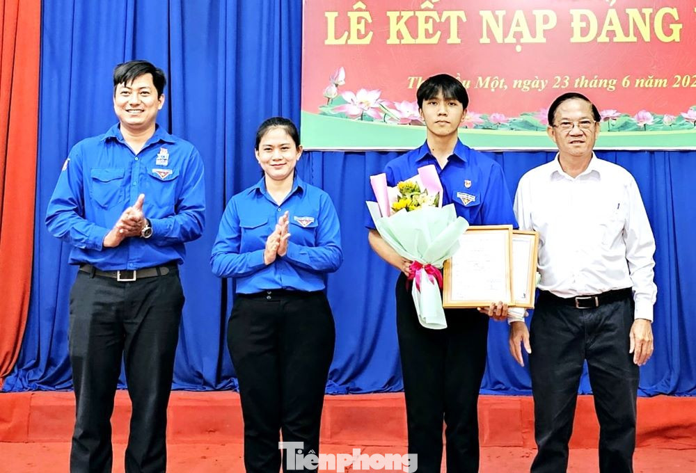 Đảng viên mới Lê Trường Hòa (thứ hai từ phải sang)