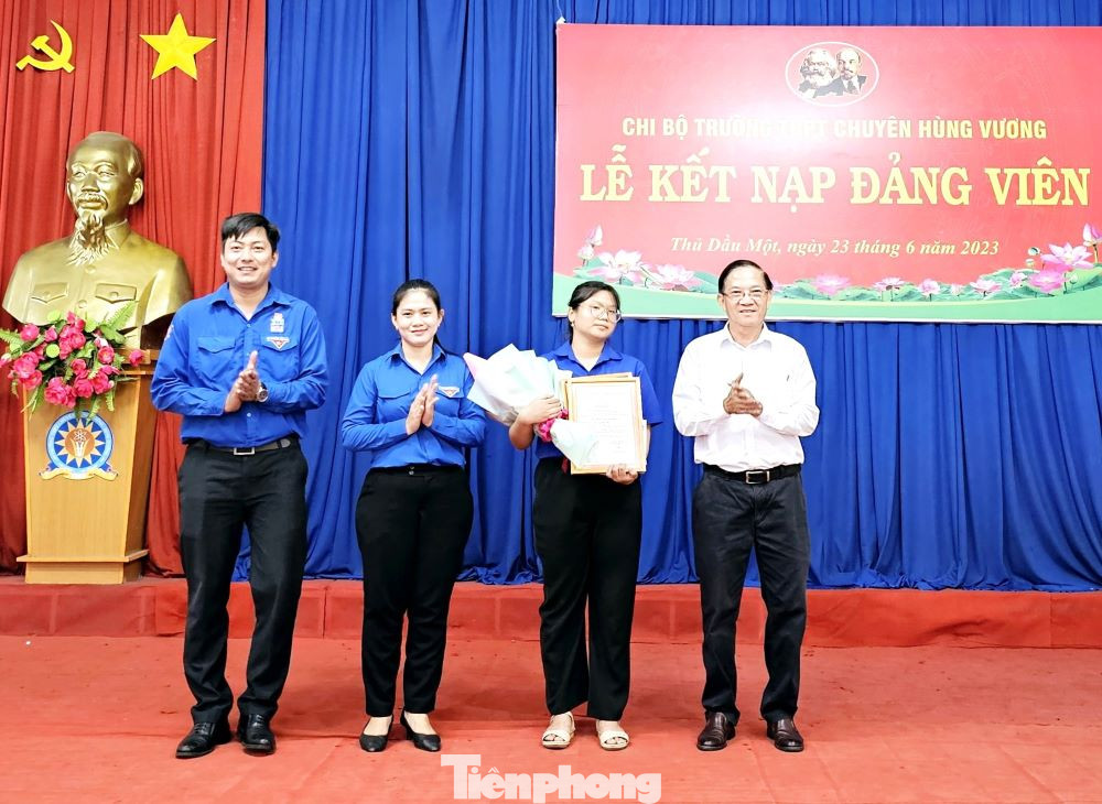 Đảng viên mới Tăng Thị Ngọc Hân (thứ hai từ phải sang)