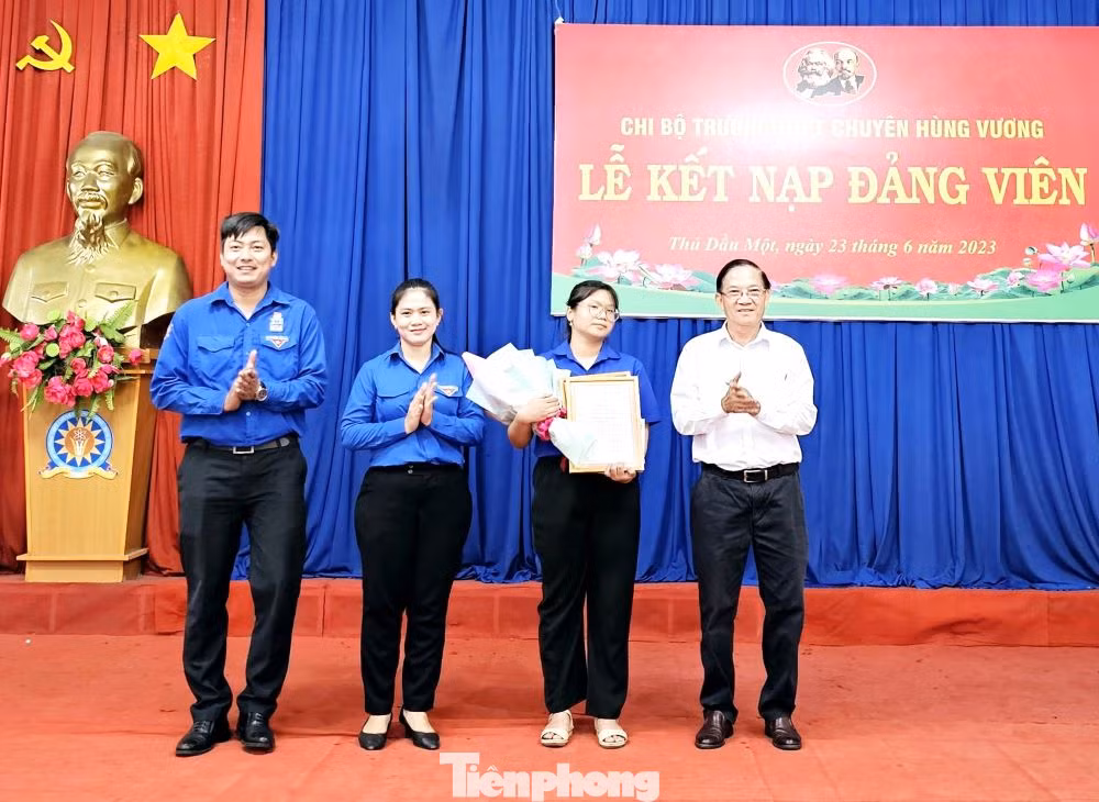 Đảng viên mới Tăng Thị Ngọc Hân (thứ hai từ phải sang)