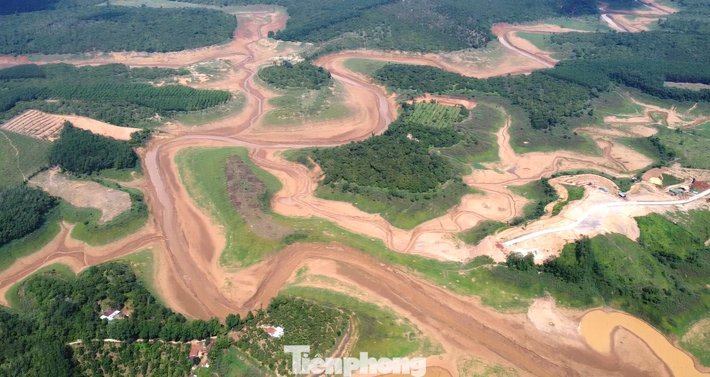 "Tôi sinh sống ở đây gần 50 năm, đây là lần đầu tiên nhìn thấy cảnh này. Vài năm trước, sông có cạn nhưng nước vẫn đủ sâu để ghe chạy chứ không đến mức cạn trơ đáy, đáy sông đầy vết nứt như bây giờ", ông Trần Mạnh Tuấn (65 tuổi, ngụ xã Minh Hưng, huyện Bù Đăng, tỉnh Bình Phước) cho biết. "Tôi sinh sống ở đây gần 50 năm, đây là lần đầu tiên nhìn thấy cảnh này. Vài năm trước, sông có cạn nhưng nước vẫn đủ sâu để ghe chạy chứ không đến mức cạn trơ đáy, đáy sông đầy vết nứt như bây giờ", ông Trần Mạnh Tuấn (65 tuổi, ngụ xã Minh Hưng, huyện Bù Đăng, tỉnh Bình Phước) cho biết.