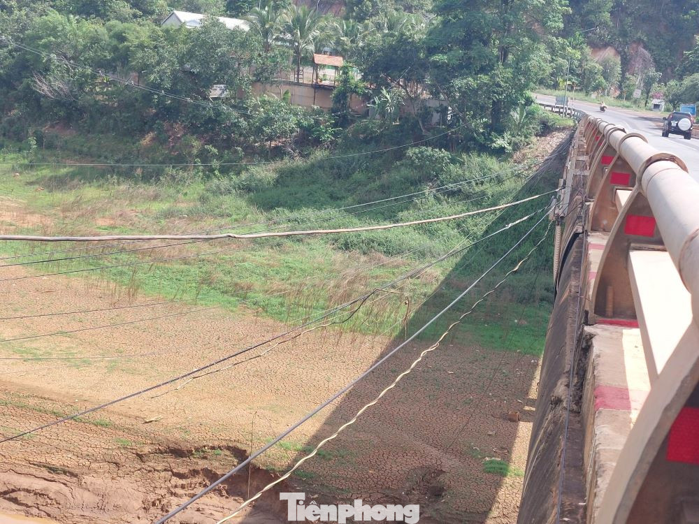 Đáy sông trơ đất nứt toác tại khu vực cầu 38 trên quốc lộ 14 Đáy sông trơ đất nứt toác tại khu vực cầu 38 trên quốc lộ 14