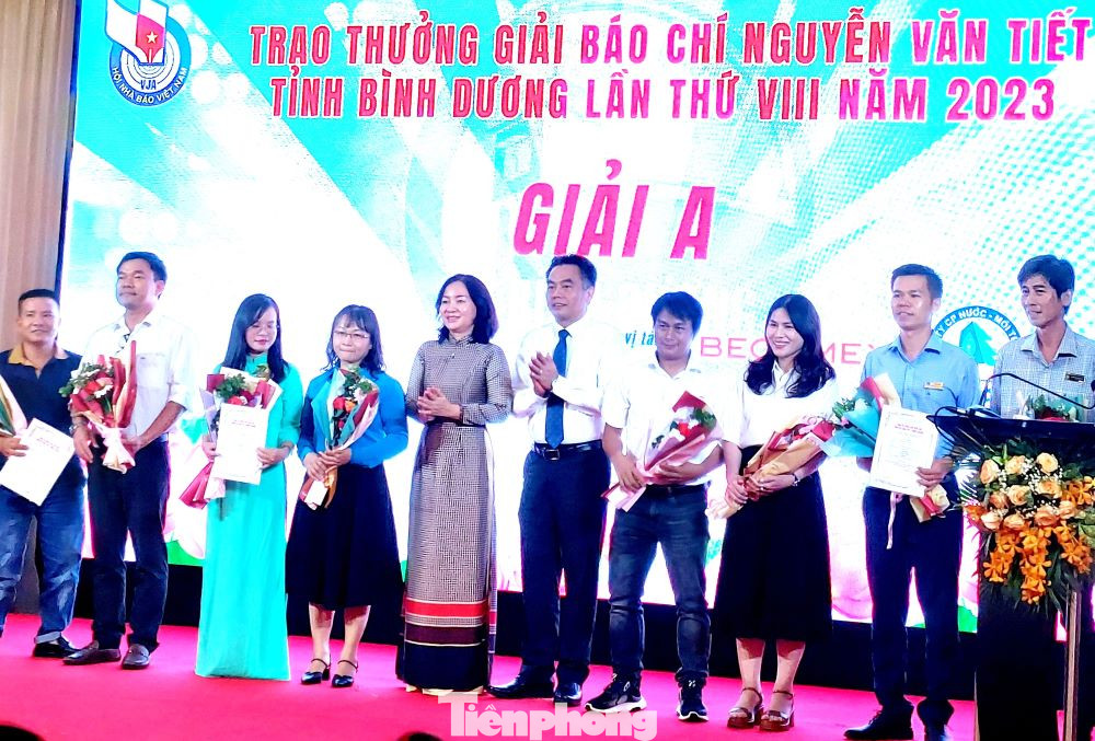 Các tác giả nhận giải A Giải Báo chí Nguyễn Văn Tiết Các tác giả nhận giải A Giải Báo chí Nguyễn Văn Tiết