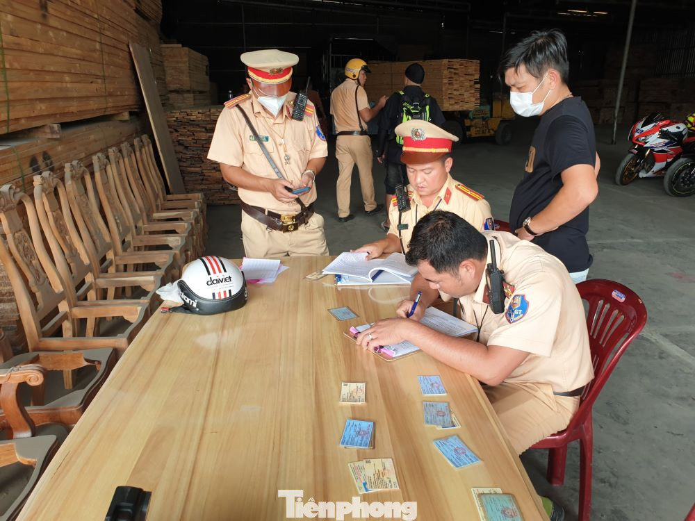 CSGT lập biên bản xử lý phương tiện