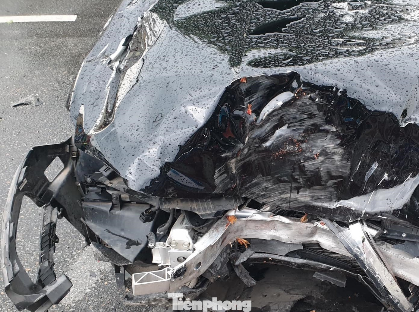 Phần đầu xe ô tô vỡ nát.