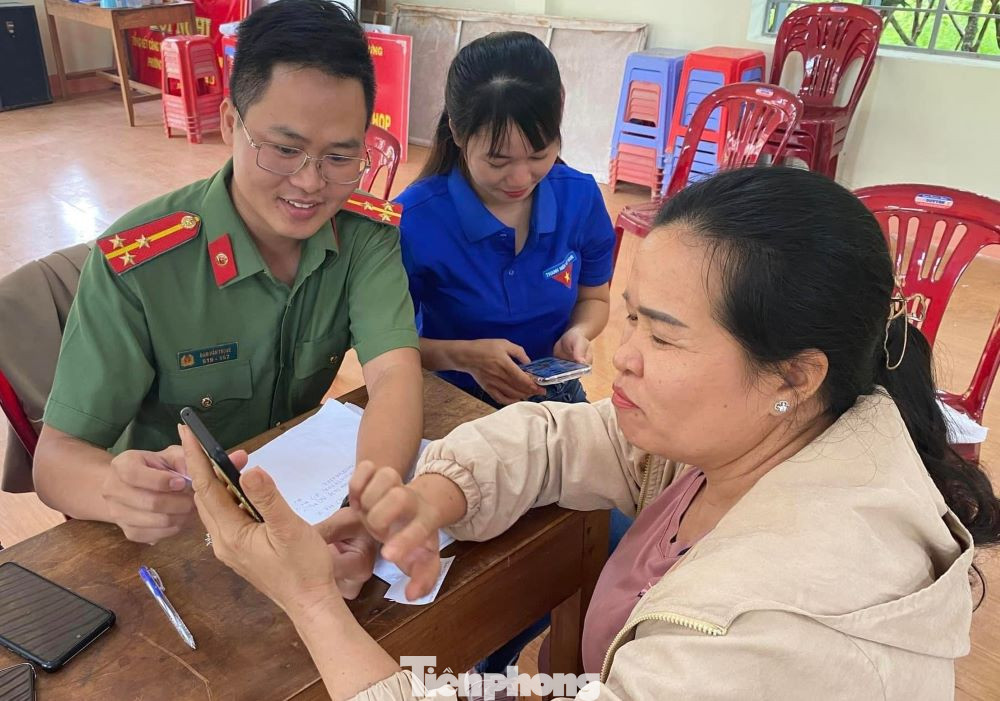 Công an hướng dẫn người dân cài đặt và kích hoạt ứng dụng VNeID, dịch vụ công trực tuyến. Công an hướng dẫn người dân cài đặt và kích hoạt ứng dụng VNeID, dịch vụ công trực tuyến.