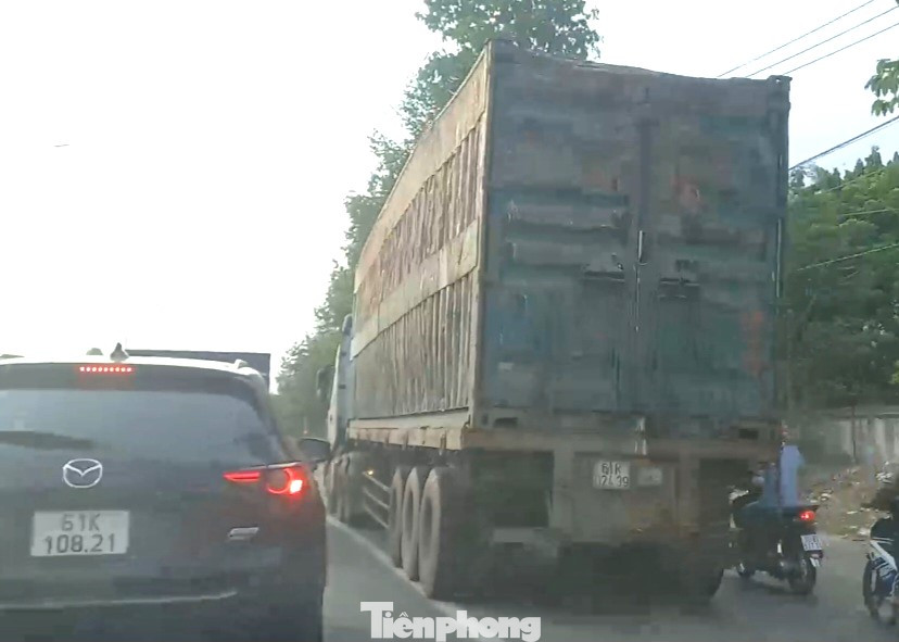 Xe container lấn làn xe máy trên đường Mỹ Phước Tân Vạn đoạn phường Định Hòa (TP Thủ Dầu Một) Xe container lấn làn xe máy trên đường Mỹ Phước Tân Vạn đoạn phường Định Hòa (TP Thủ Dầu Một)