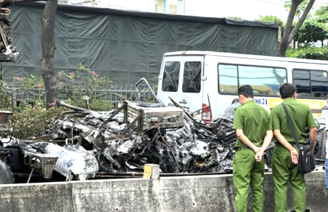 Đầu xe container cháy trơ khung