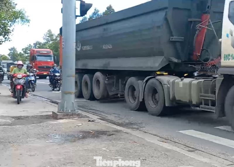 Xe ben loại lớn lấn làn trên đường Mỹ Phước Tân Vạn Xe ben loại lớn lấn làn trên đường Mỹ Phước Tân Vạn