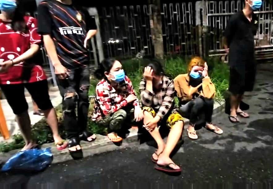 Người thân nạn nhân thức đêm tìm kiếm