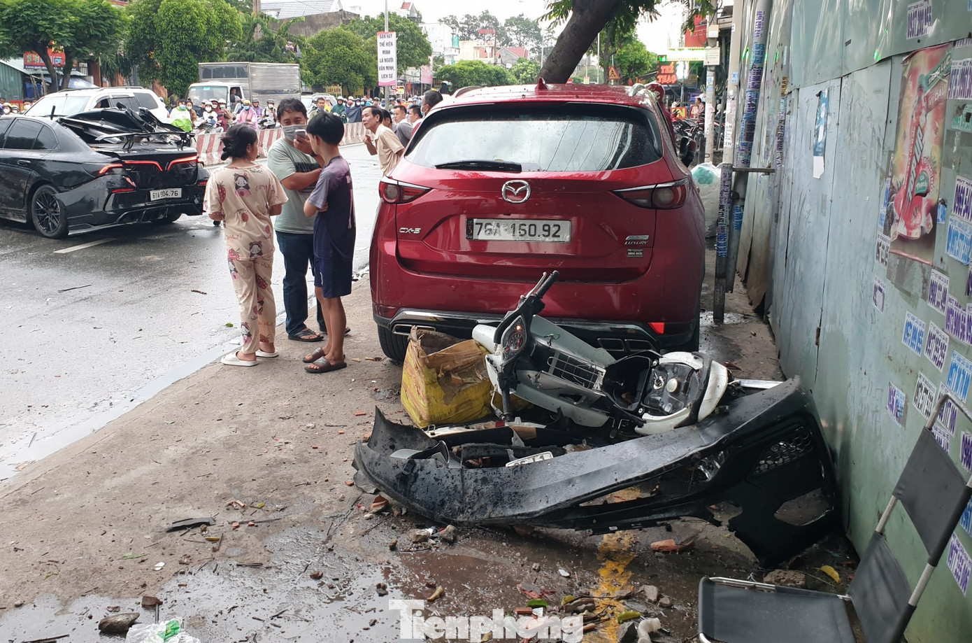 Chiếc xe máy văng lên lề đường khi bị ô tô tông vào.