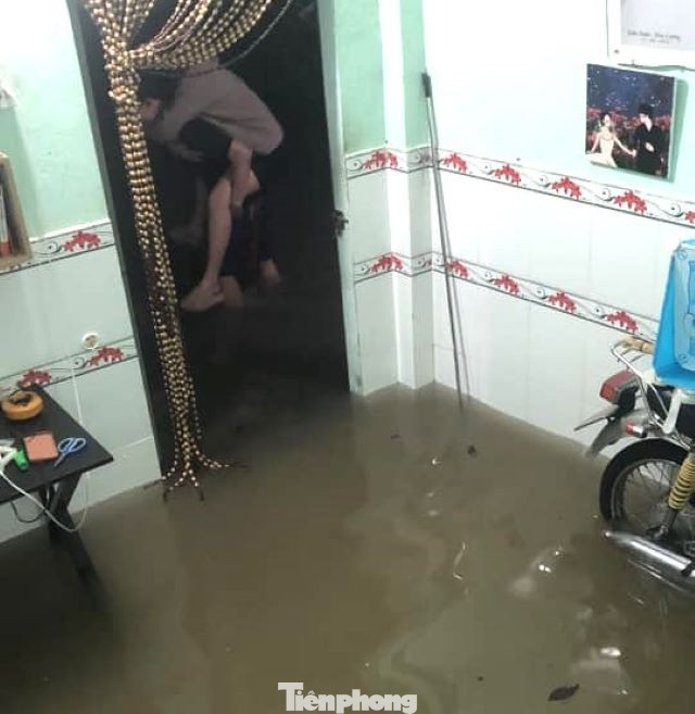 Nước tràn vào nhà dân ở thành phố Thủ Dầu Một