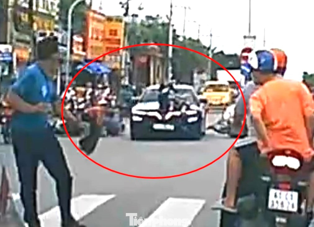 Ô tô tông hàng loạt phương tiện dừng đèn đỏ Ô tô tông hàng loạt phương tiện dừng đèn đỏ