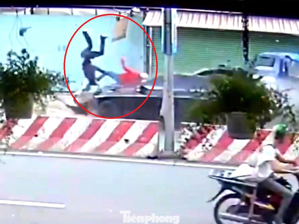 Hai người bị ô tô tông văng Hai người bị ô tô tông văng