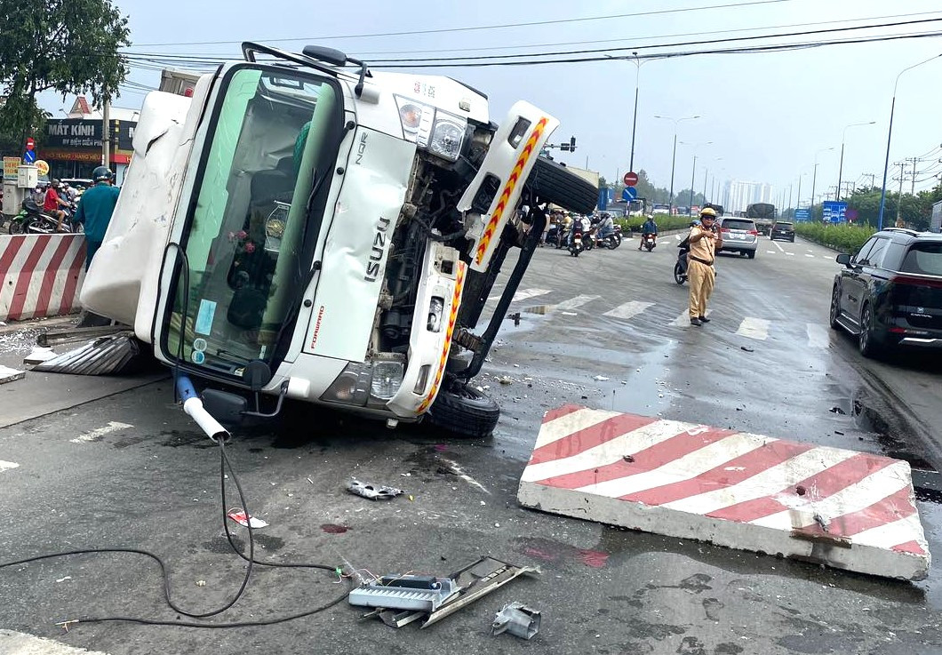 Dải phân cách bê tông bị xe tải ủi bay