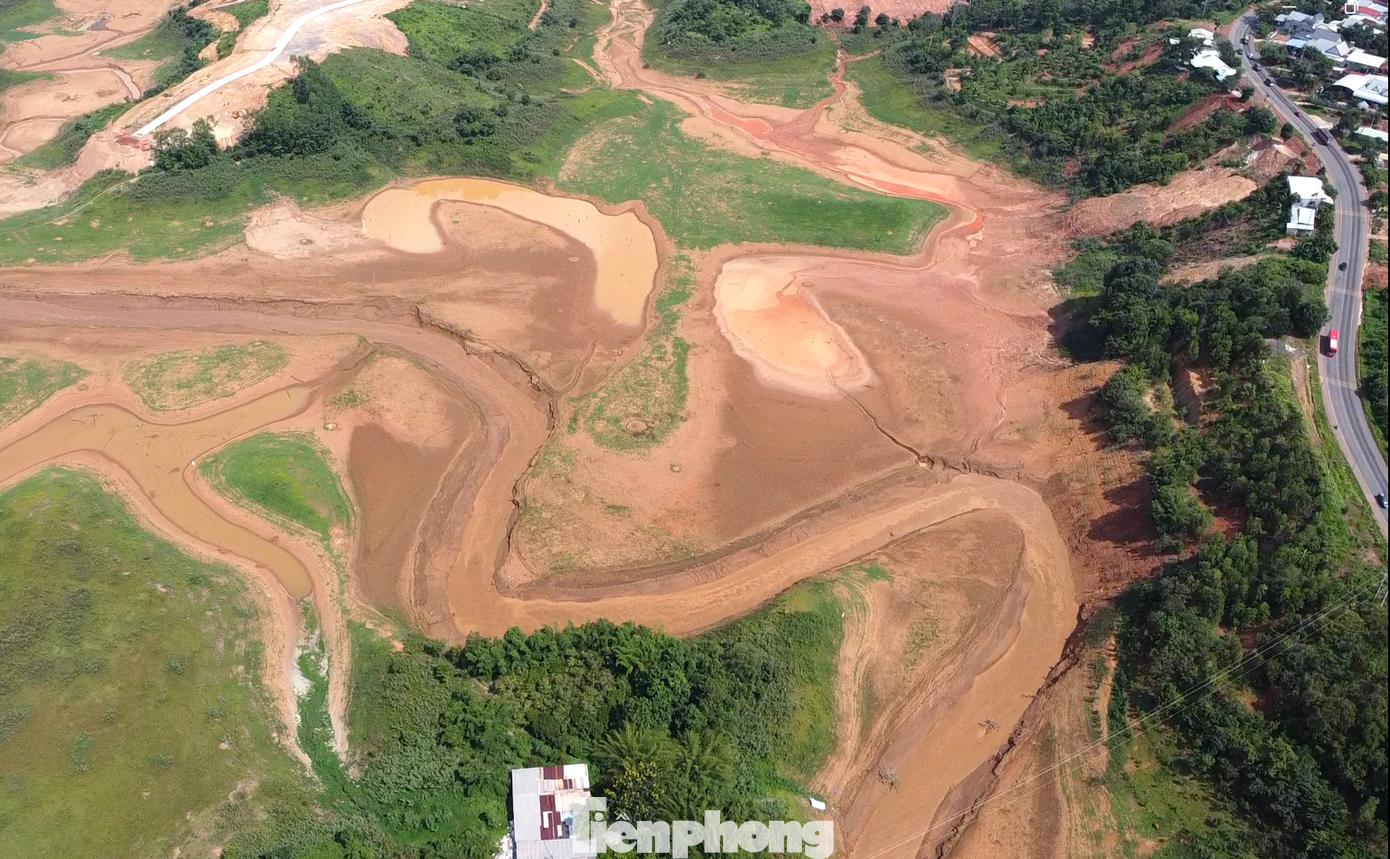 Ghi nhận của phóng viên vào chiều 3/6, tại khu vực nhánh sông Bé đoạn cầu 38 (quốc lộ 14, xã Minh Hưng, huyện Bù Đăng, tỉnh Bình Phước) nước cạn trơ đáy. Theo một số người dân địa phương, hiện tượng cạn nước như hiện nay là lần đầu tiên người dân nhìn thấy từ trước đến nay. Ghi nhận của phóng viên vào chiều 3/6, tại khu vực nhánh sông Bé đoạn cầu 38 (quốc lộ 14, xã Minh Hưng, huyện Bù Đăng, tỉnh Bình Phước) nước cạn trơ đáy. Theo một số người dân địa phương, hiện tượng cạn nước như hiện nay là lần đầu tiên người dân nhìn thấy từ trước đến nay.