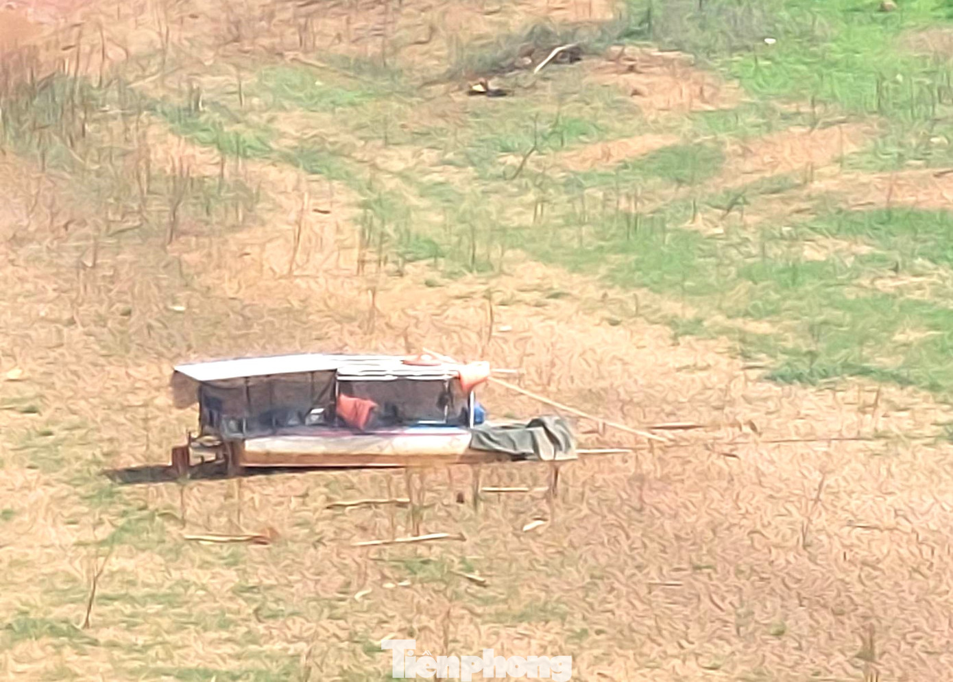 Là người chuyên thả lưới bắt cá dưới nhánh sông Bé, ông Nguyễn Kha (55 tuổi, ngụ xã Minh Hưng, huyện Bù Đăng, tỉnh Bình Phước) chia sẻ, hiện tượng khô hạn xảy ra từ đầu năm đến nay. "Tôi có chiếc ghe dùng để đi bắt cá nhưng do không có nước nên đành chịu. Chiếc ghe của tôi hiện tại đậu dưới sông nhưng chẳng khác nào để ở giữa sa mạc", ông Kha nói. Là người chuyên thả lưới bắt cá dưới nhánh sông Bé, ông Nguyễn Kha (55 tuổi, ngụ xã Minh Hưng, huyện Bù Đăng, tỉnh Bình Phước) chia sẻ, hiện tượng khô hạn xảy ra từ đầu năm đến nay. "Tôi có chiếc ghe dùng để đi bắt cá nhưng do không có nước nên đành chịu. Chiếc ghe của tôi hiện tại đậu dưới sông nhưng chẳng khác nào để ở giữa sa mạc", ông Kha nói.