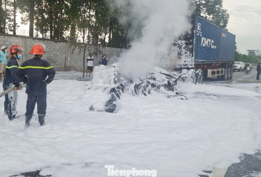 Đầu xe container trơ khung sau vụ hỏa hoạn