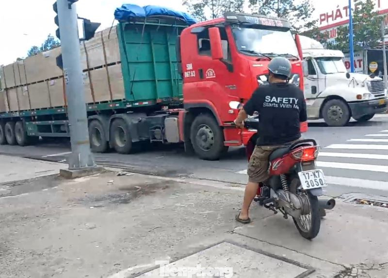 Xe chở hàng tải nặng lấn làn trên đường Mỹ Phước Tân Vạn đoạn ngã tư giao với đường Phạm Ngọc Thạch Xe chở hàng tải nặng lấn làn trên đường Mỹ Phước Tân Vạn đoạn ngã tư giao với đường Phạm Ngọc Thạch