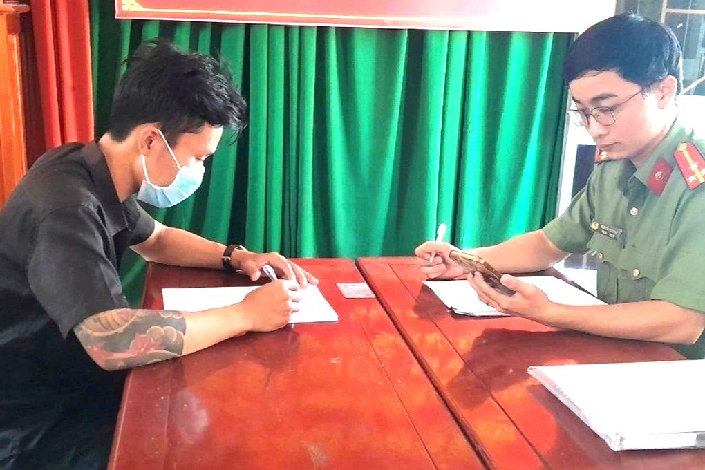 N.T.B.D (bìa trái) tại cơ quan công an N.T.B.D (bìa trái) tại cơ quan công an