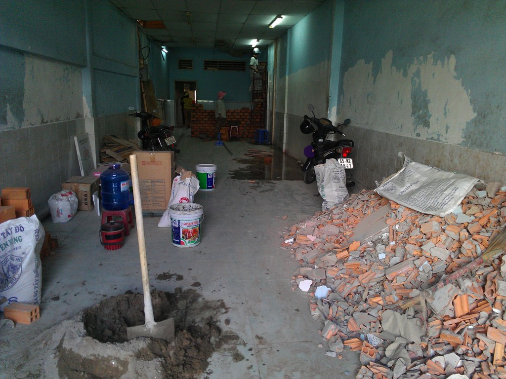 Căn nhà số 230 đường CMT8 nơi chiếc xe tải đâm vào đang trong giai đoạn sửa chữa