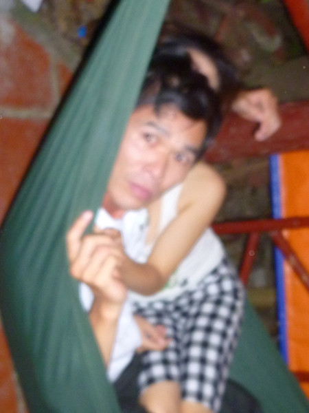 Ông H.H.T. nằm võng với cán bộ thuộc cấp.