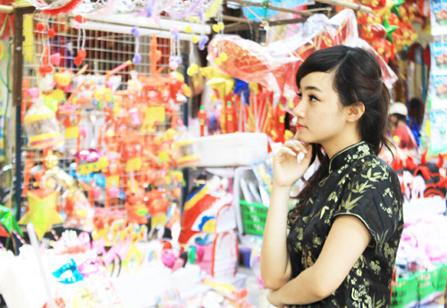 Cô bạn này đang lưỡng lự lựa chọn món đồ ưng ý