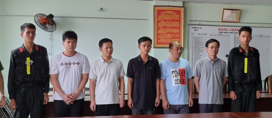 Bị can Trần Kỳ Hình (thứ hai từ phải sang). Ảnh: Công an cung cấp. Bị can Trần Kỳ Hình (thứ hai từ phải sang). Ảnh: Công an cung cấp.