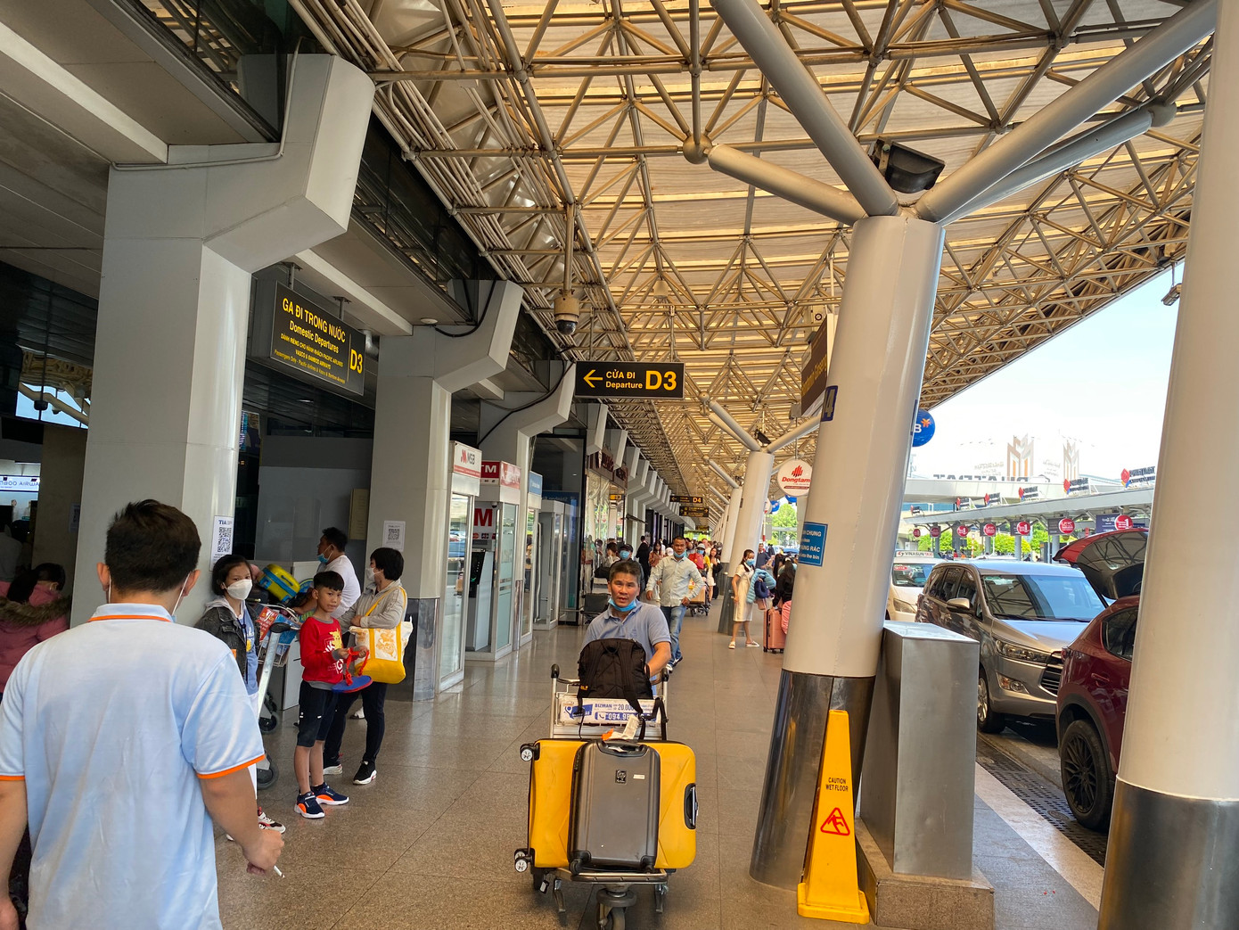 Khu vực ga quốc nội và ga quốc tế dù đông người nhưng khá trật tự