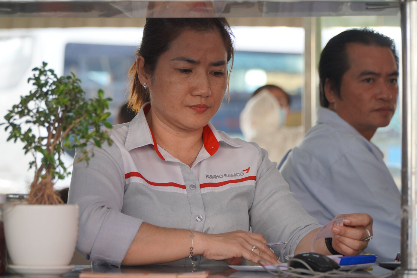 Chị Xuân, nhân viên bán vé của hãng Kumho Samco cho biết, các tuyến TPHCM - Rạch Giá, Hà Tiên đã hết vé từ vài ngày trước. Hiện nay chỉ còn vé TPHCM đi Vũng Tàu.