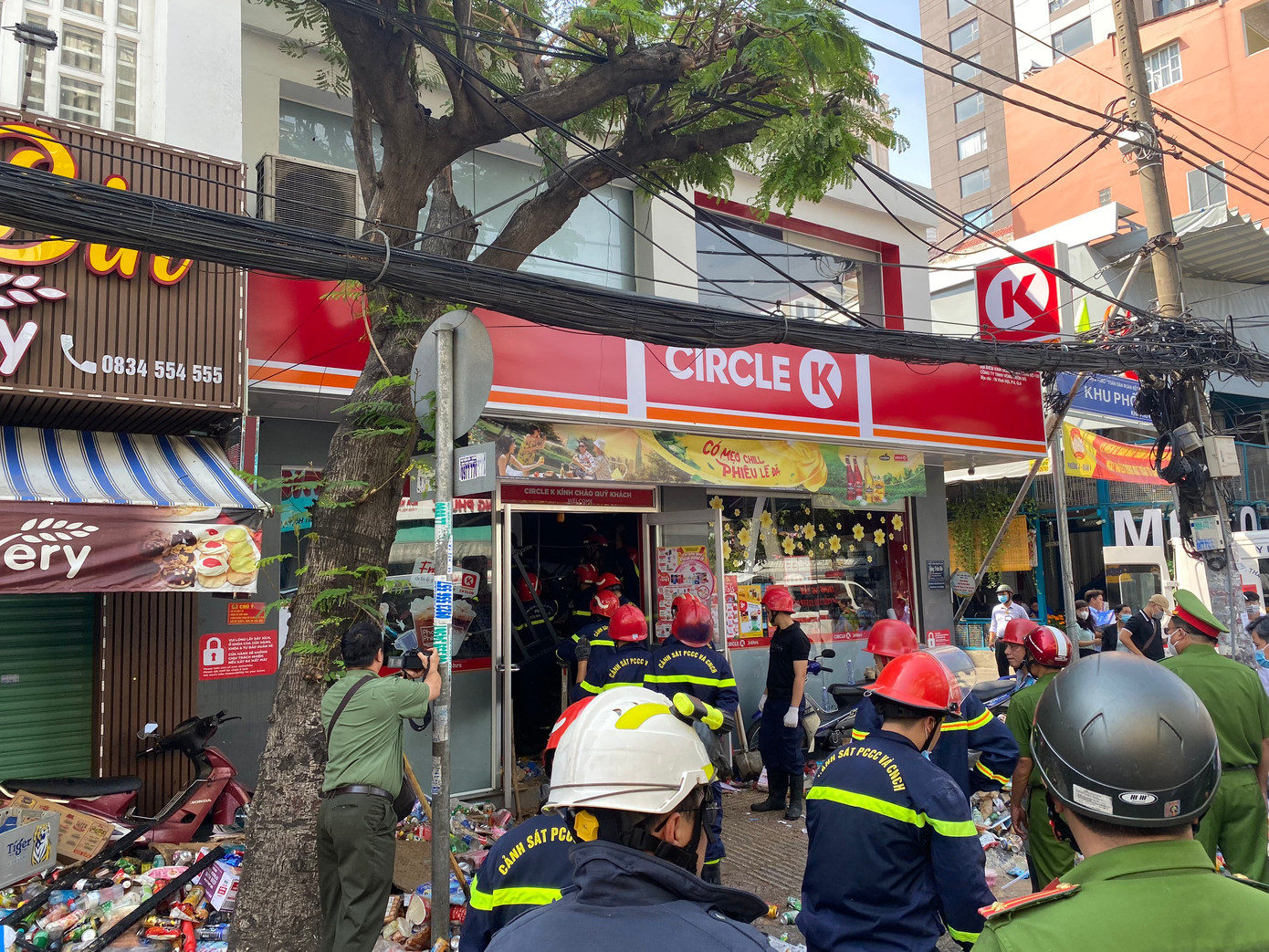 Sau khi đưa được nữ nạn nhân ra ngoài, lực lượng chức năng tiếp tục gia cố công trình và tìm kiếm nhằm xác định không còn người bị nạn trong đống đổ nát.