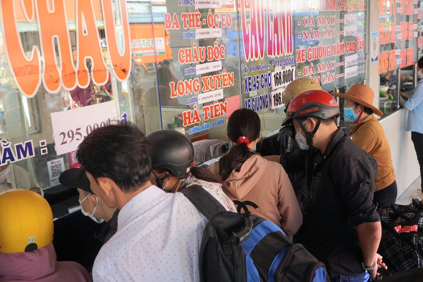 Đại diện bến xe Miền Tây cho biết dự kiến trong ngày hôm nay 1.700 xe sẽ xuất bến với 55.000 hành khách, cao hơn số dự báo khoảng 6.000 hành khách.