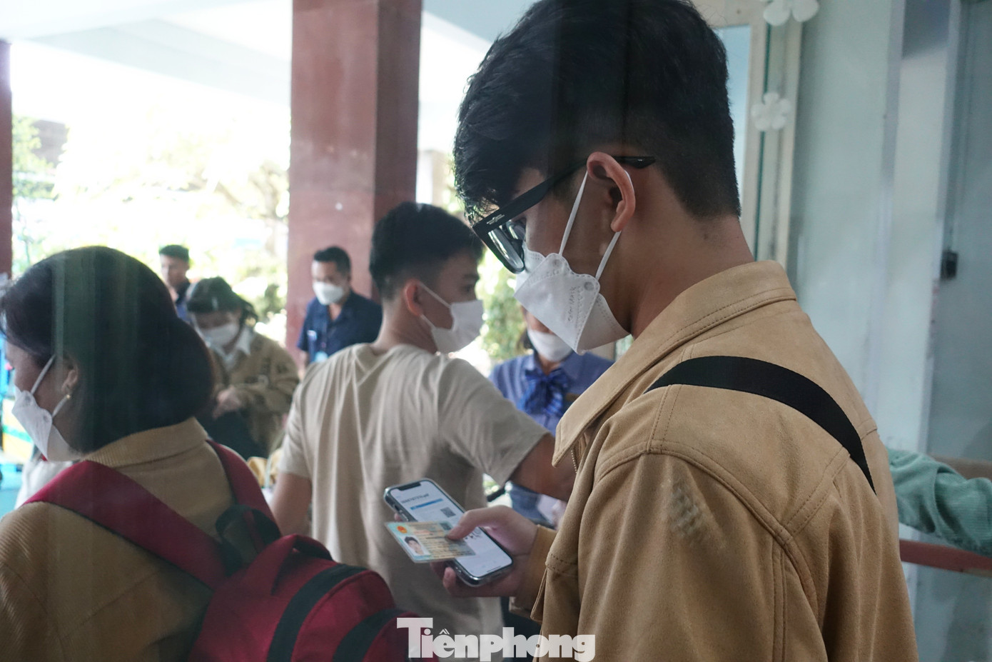 Ngành đường sắt tổ chức kiểm soát vé tàu (vé giấy hoặc vé điện tử) cùng giấy tờ tùy thân của hành khách tại cửa vào sân ga. Ngành đường sắt tổ chức kiểm soát vé tàu (vé giấy hoặc vé điện tử) cùng giấy tờ tùy thân của hành khách tại cửa vào sân ga.