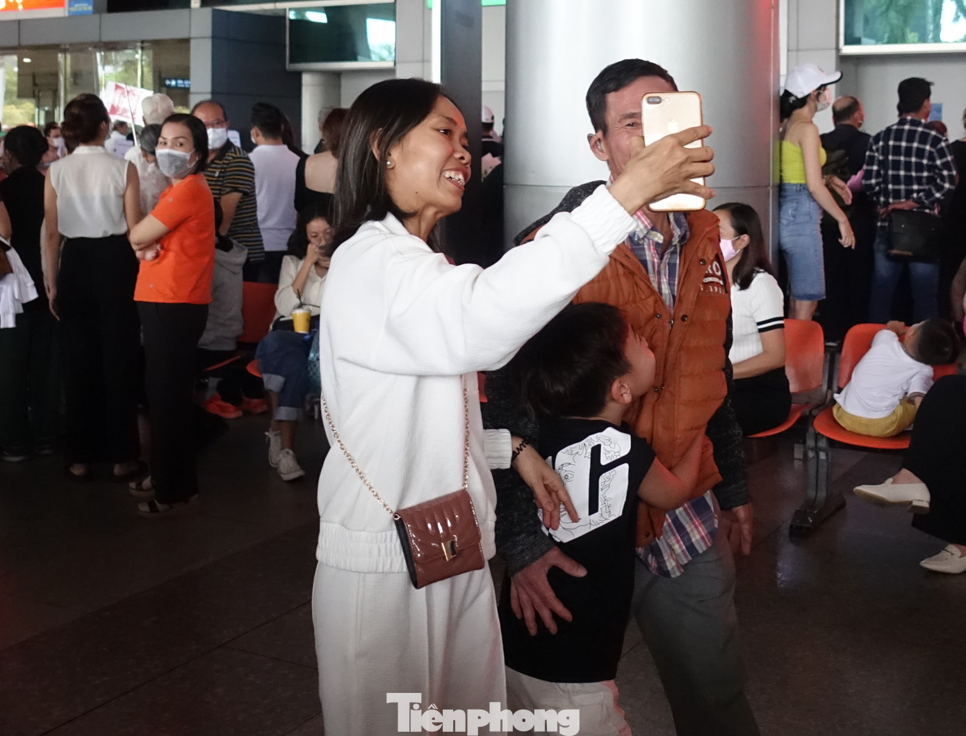 Niềm vui sum họp bên người thân. Niềm vui sum họp bên người thân.