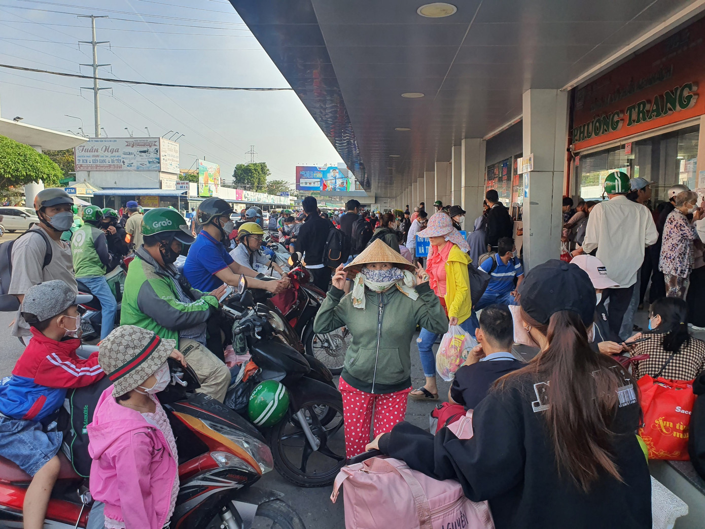 Sáng 19/1 (28 tháng Chạp), rất đông người dân đã đến bến xe Miền Tây (quận Bình Tân) để mua vé, lên xe về quê đón Tết.