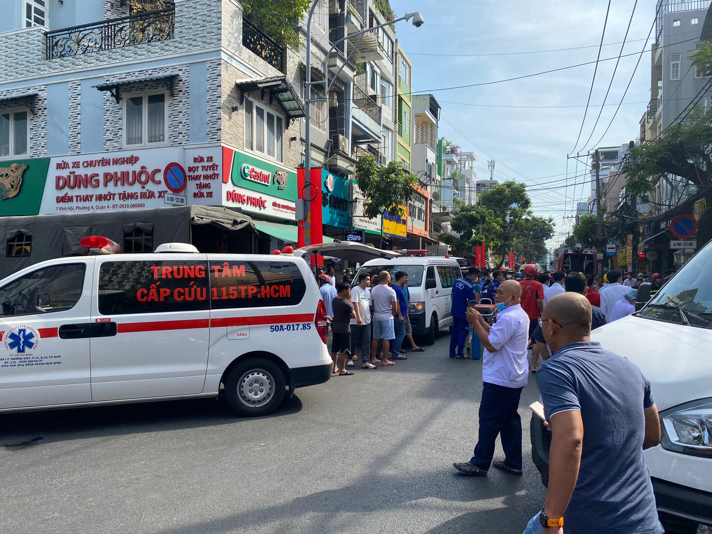 Nhiều xe cấp cứu được huy động đến hiện trường. Ảnh: C.H Nhiều xe cấp cứu được huy động đến hiện trường. Ảnh: C.H