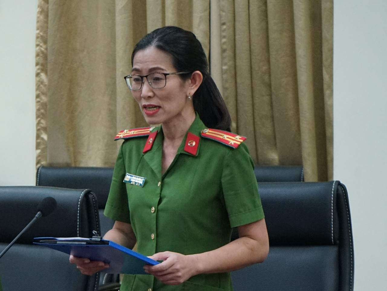 Thượng tá Trần Thị Kim Lý, Chánh Văn phòng Cơ quan CSĐT Công an TPHCM thông tin tại buổi họp báo. Ảnh: Phong Nguyễn Thượng tá Trần Thị Kim Lý, Chánh Văn phòng Cơ quan CSĐT Công an TPHCM thông tin tại buổi họp báo. Ảnh: Phong Nguyễn