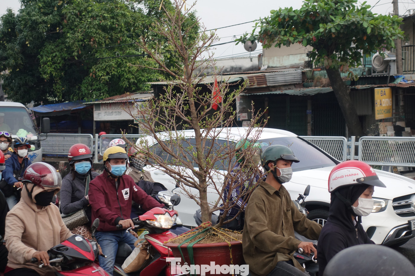 Đến hơn 18h ngày 18/1, lưu lượng phương tiện qua cửa ngõ phía tây TPHCM tiếp tục tăng vọt. Lực lượng chức năng được huy động điều tiết giao thông ở các nút giao thông. Theo ghi nhận của PV, trong buổi chiều và tối 18/1, giao thông khu vực cửa ngõ phía Tây TPHCM thông suốt, chưa ghi nhận tình trạng ùn ứ kéo dài.