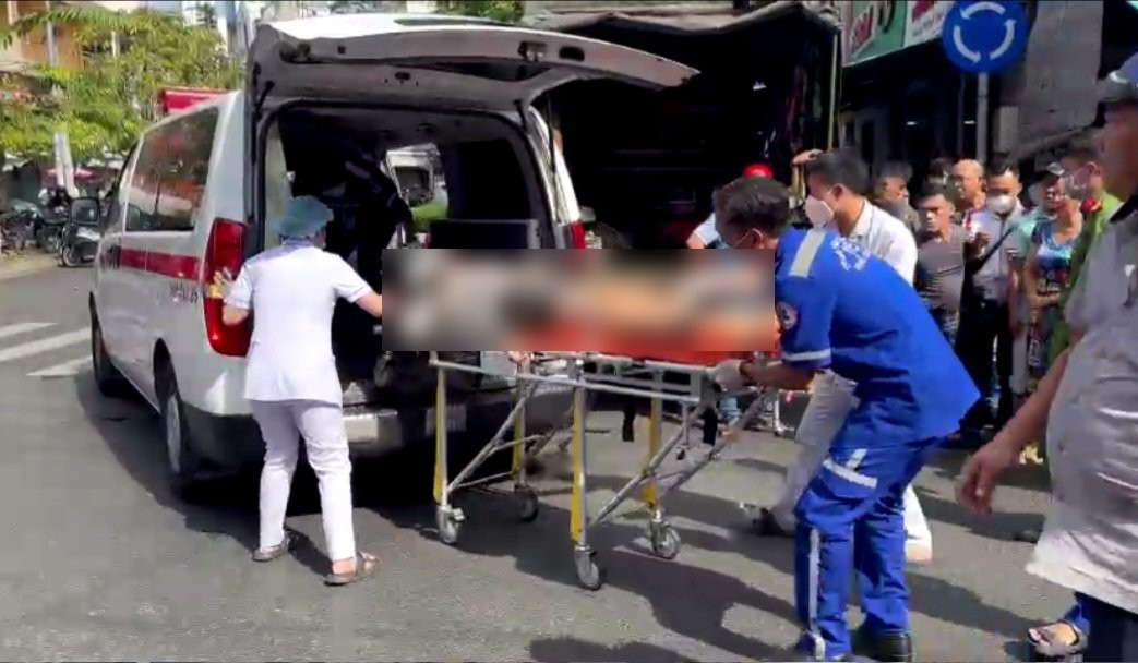 Đến 9h45 cùng ngày, nữ nạn nhân đã được đưa ra ngoài. Thời điểm tiếp nhận tại hiện trường, nạn nhân đã ngưng tim. Các bác sĩ đưa lên xe cấp cứu nỗ lực hồi sinh tim, phổi nhưng bất thành. Nạn nhân được đưa vào bệnh viện quận 4 và phía bệnh viện đã thông báo nạn nhân đã tử vong.