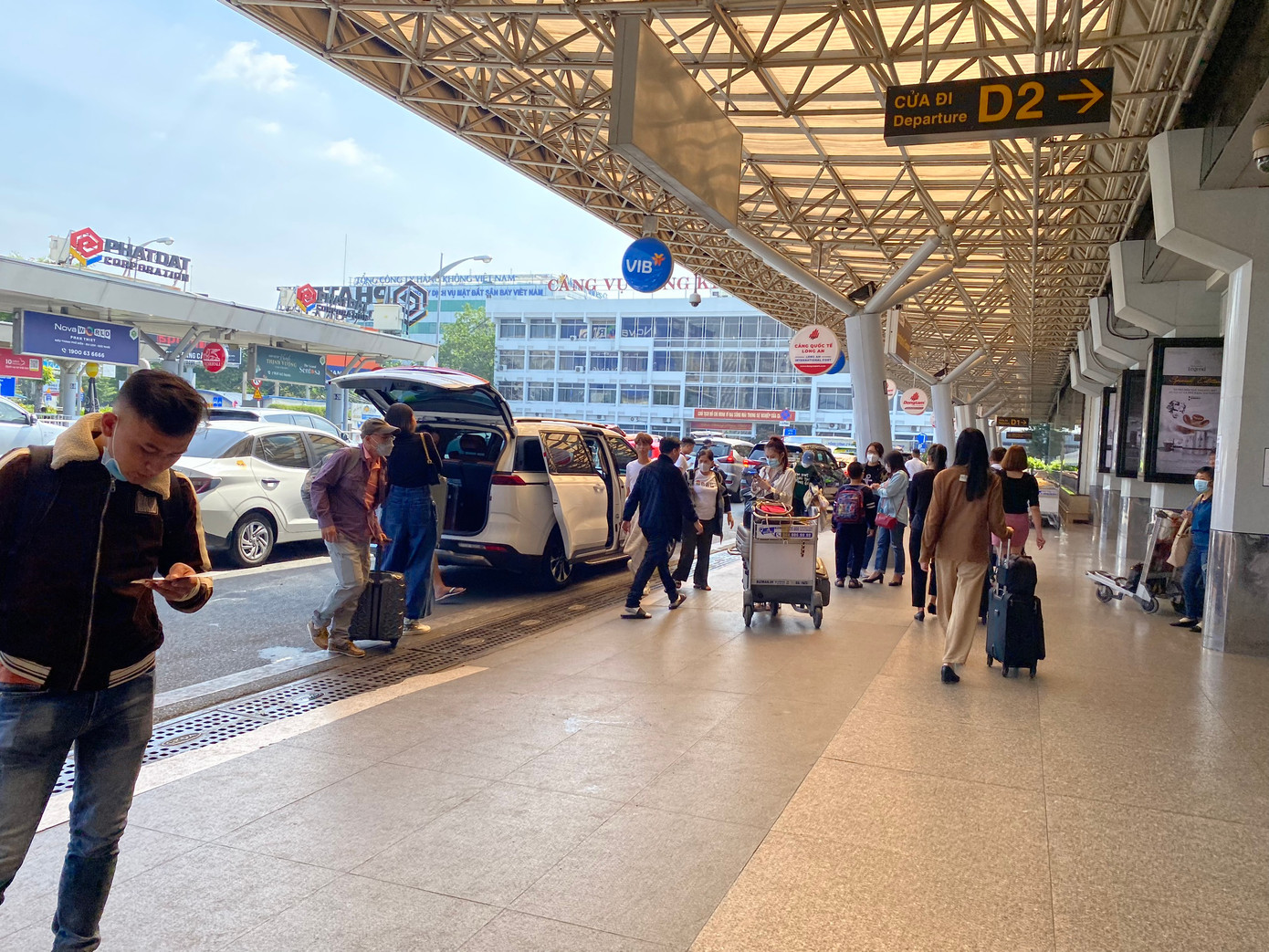 Trong khi đó, theo ghi nhận của PV, các tuyến đường xung quanh sân bay Tân Sơn Nhất như: Hồng Hà, Bạch Đằng, Trường Sơn, Phan Đình Giót, Trần Quốc Hoàn, Hoàng Văn Thụ,… (quận Tân Bình) cũng đều thông thoáng.