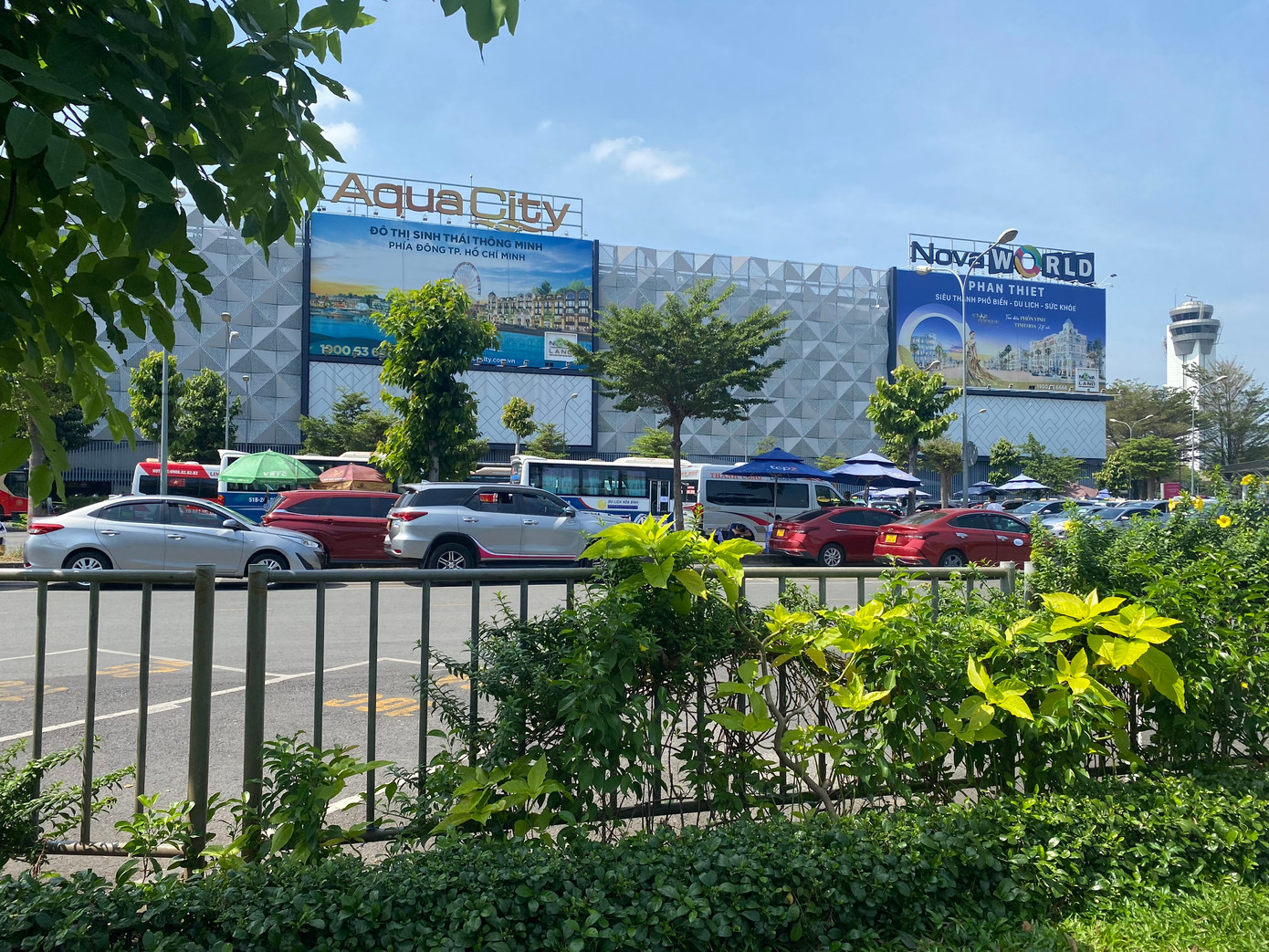 Khu vực bãi xe taxi bên ngoài sân bay khá thông thoáng vào đầu giờ chiều 28 tháng Chạp.