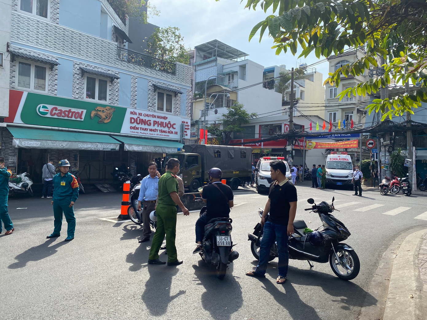 Tuyến đường Vĩnh Hội qua khu vực được lực lượng chức năng phong tỏa để phục vụ công tác cứu hộ.