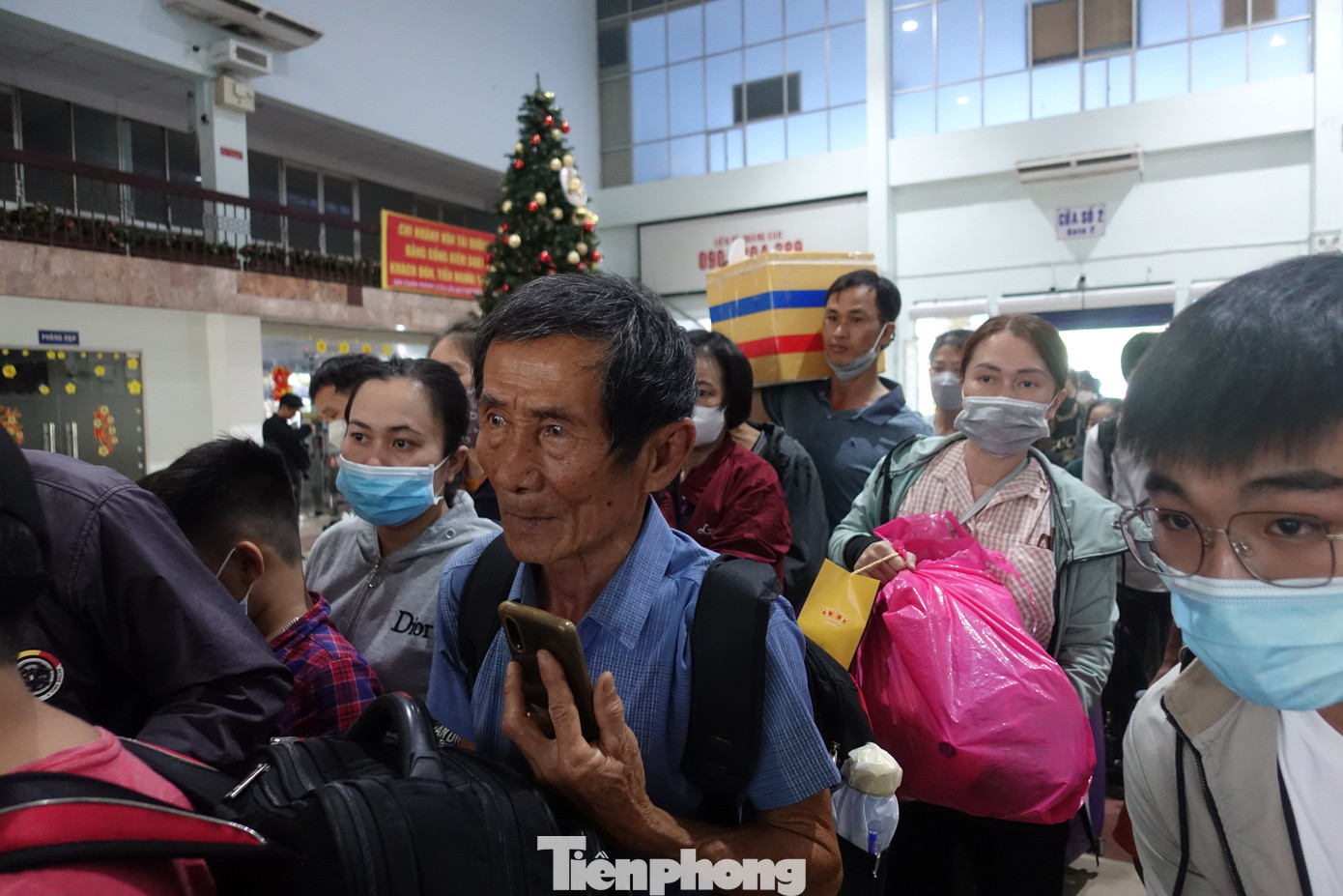 Ga Sài Gòn khuyến cáo hành khách đi tàu chủ động thời gian, đi đến ga trước giờ tàu chạy ít nhất 30 phút và quan sát giờ tàu chạy để tránh tình trạng trễ tàu, nhầm tàu. Hành khách đi tàu mang theo hành lý nhỏ gọn. Mỗi vé, hành khách mang không quá 20kg và tự trông coi bảo quản hành lý. Ga Sài Gòn khuyến cáo hành khách đi tàu chủ động thời gian, đi đến ga trước giờ tàu chạy ít nhất 30 phút và quan sát giờ tàu chạy để tránh tình trạng trễ tàu, nhầm tàu. Hành khách đi tàu mang theo hành lý nhỏ gọn. Mỗi vé, hành khách mang không quá 20kg và tự trông coi bảo quản hành lý.