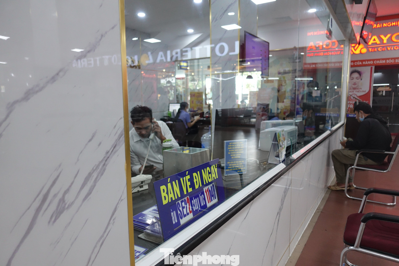 Khu vực bán vé đi ngay khá thông thoáng. Khu vực bán vé đi ngay khá thông thoáng.