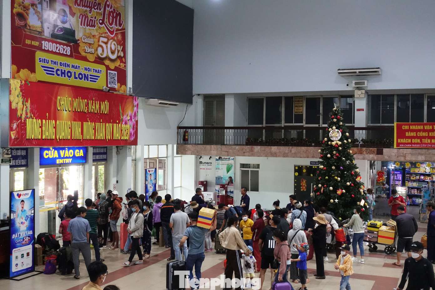 Hành khách xếp hàng chờ làm thủ tục kiểm soát vé ở ga Sài Gòn. Hành khách xếp hàng chờ làm thủ tục kiểm soát vé ở ga Sài Gòn.