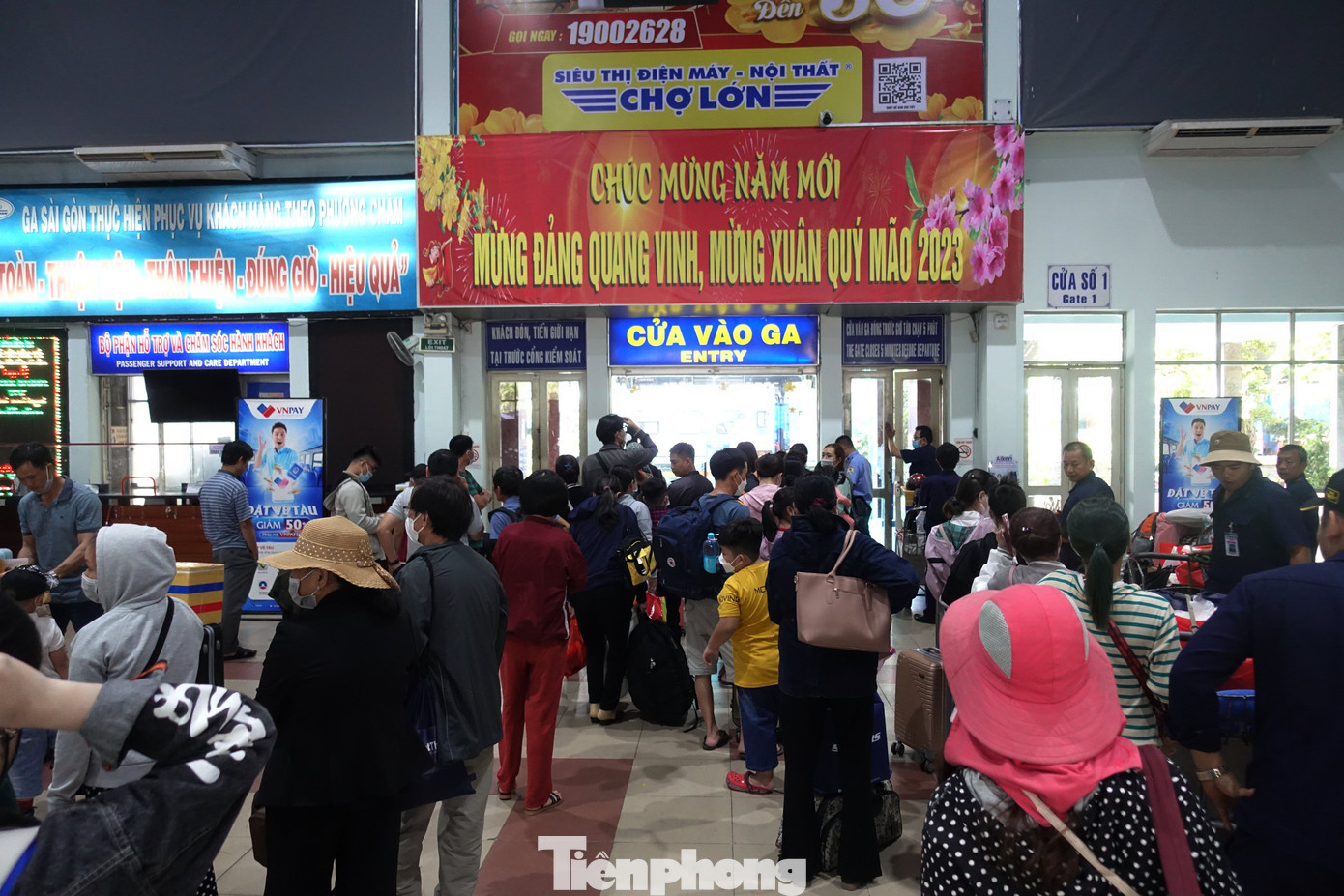 Dòng người xếp hàng chờ làm thủ tục soát vé để lên tàu. Dòng người xếp hàng chờ làm thủ tục soát vé để lên tàu.