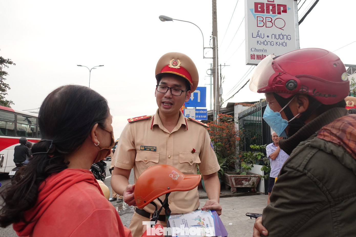 Cán bộ CSGT giải thích việc đội mũ bảo hiểm không đạt tiêu chuẩn sẽ tiềm ẩn nhiều rủi ro khi tham gia giao thông.