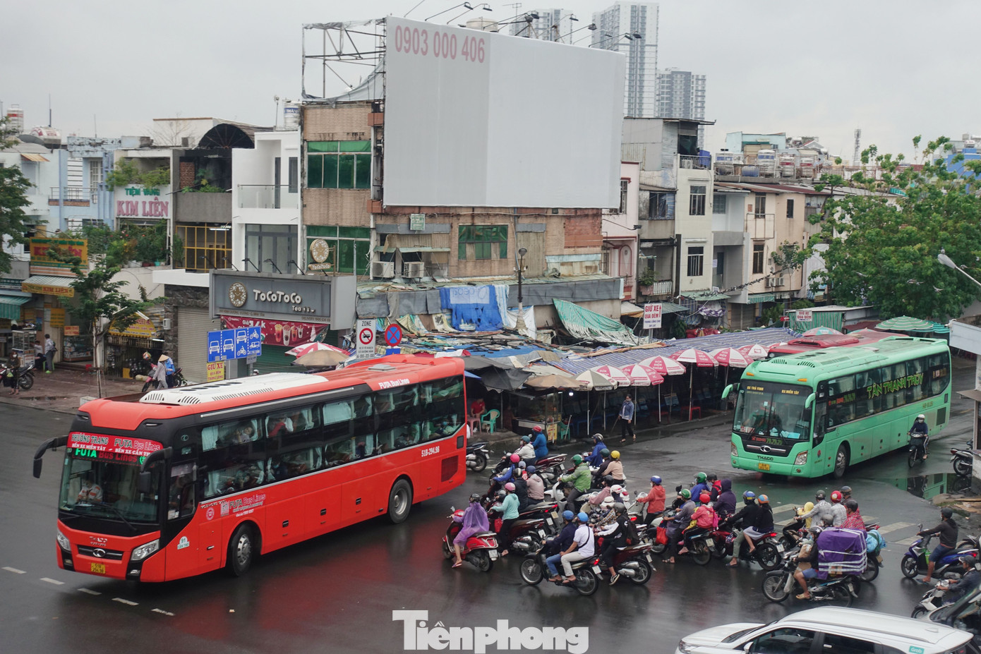 Theo ghi nhận của PV Tiền Phong, trong sáng 10/1, ở khu vực bến xe Miền Tây, các xe giường nằm ra vào bến đã chấp hành tốt biển báo chỉ dẫn giao thông. Ảnh: HỮU HUY