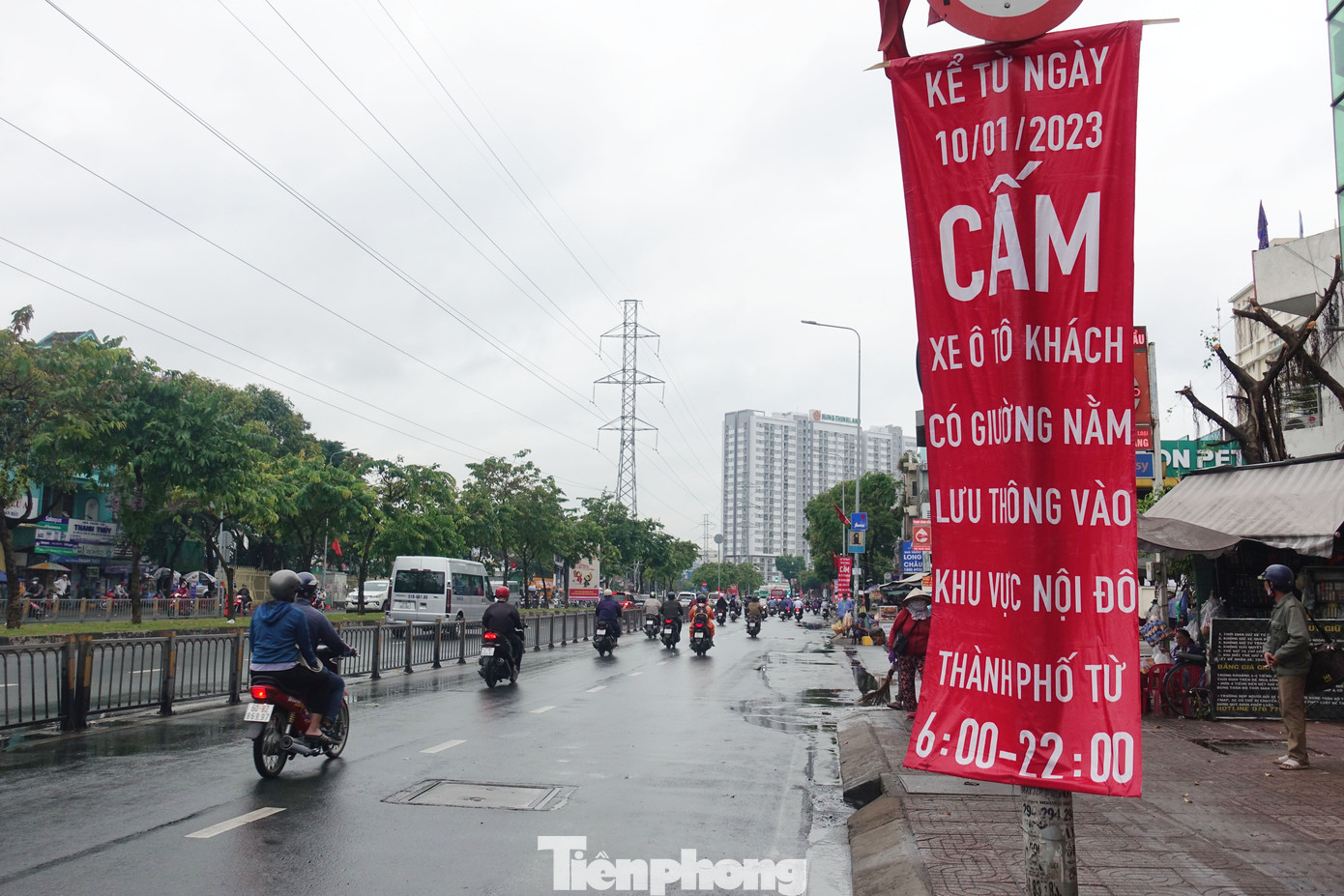 Ông Ngô Hải Đường, Trưởng phòng Quản lý khai thác hạ tầng giao thông đường bộ, Sở GTVT TPHCM cho biết, các đơn vị trực thuộc Sở GTVT TP đã lắp đặt hàng trăm biển báo, băng rôn tuyên truyền tại vành đai hạn chế xe giường nằm và tổ chức thông tin, tuyên truyền trên các bảng thông tin giao thông thành phố từ ngày 30/12/2022 cho đến nay. Ảnh: HỮU HUY