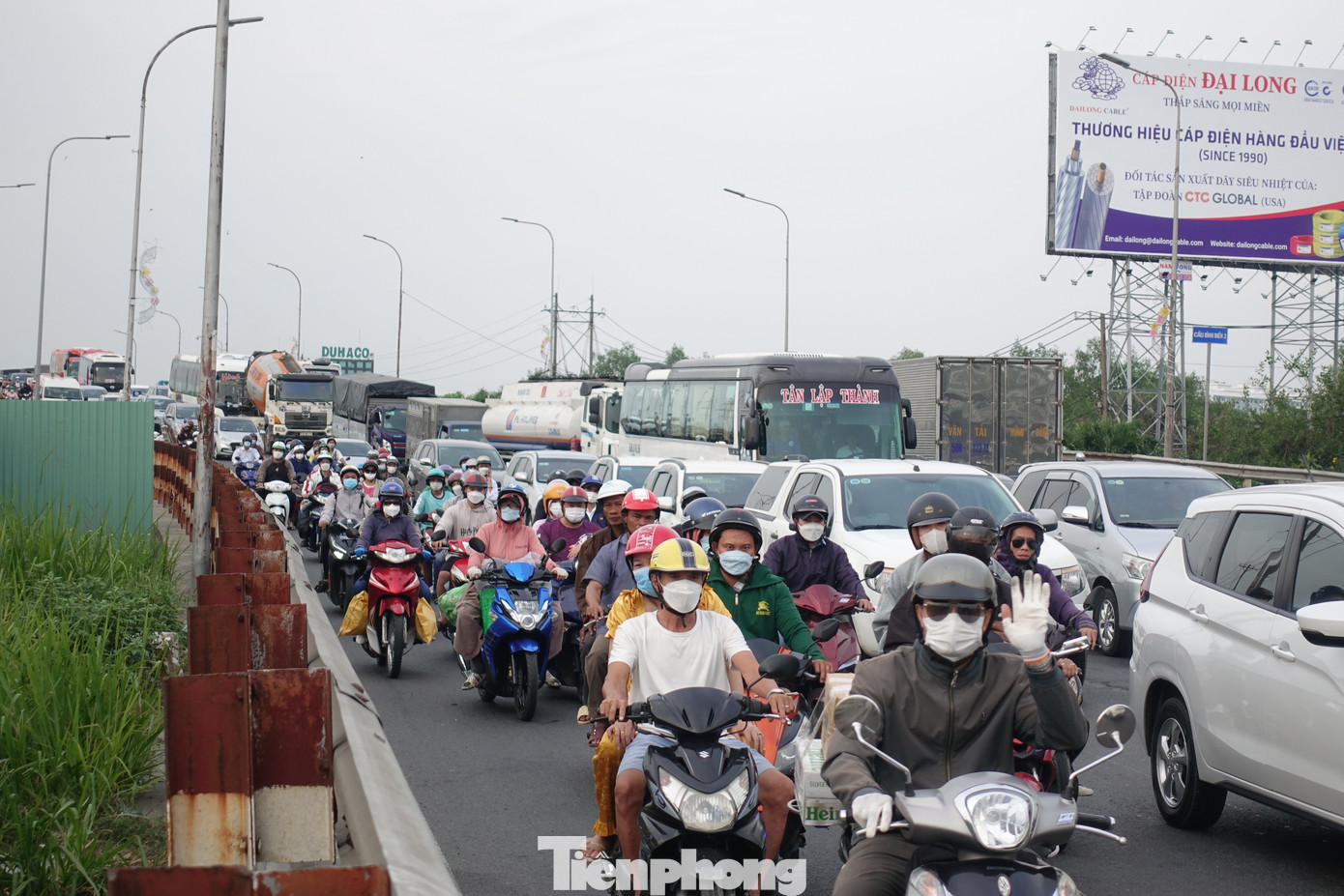 Phương tiện giao thông tấp nập ở khu vực cầu Bình Điền 1 (huyện Bình Chánh).